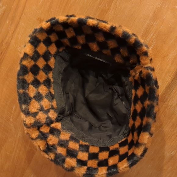 Checkerboard fuzzy Bucket hat - Picture 3 of 4